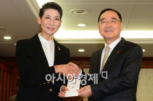 [포토]악수하는 정홍원 국무총리-김성주 대한적십자 총재