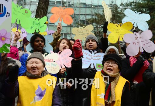 [포토]수요시위 함께한 동남아 여성활동가들 
