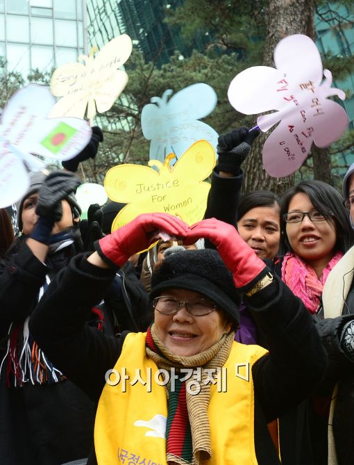 [포토]머리 위로 하트그린 이용수 할머니 