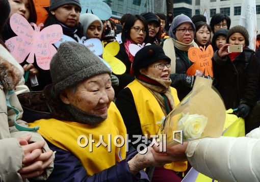 [포토]하얀 장미꽃을 든 길원옥 할머니 