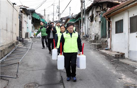 [포토]윤상직 장관, 에너지복지 봉사활동 펼쳐