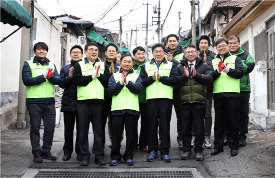 [포토]윤상직 장관, 에너지복지 봉사활동 펼쳐