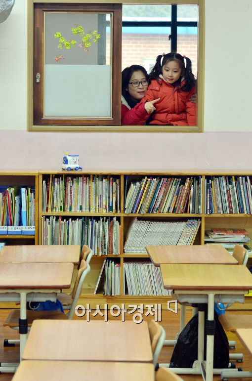 [포토]교실 구경하는 어린이