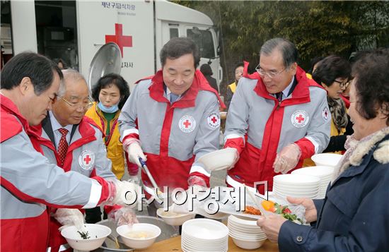 [포토]이낙연 전남도지사, 사랑의 떡국 나눔 봉사활동 펼쳐