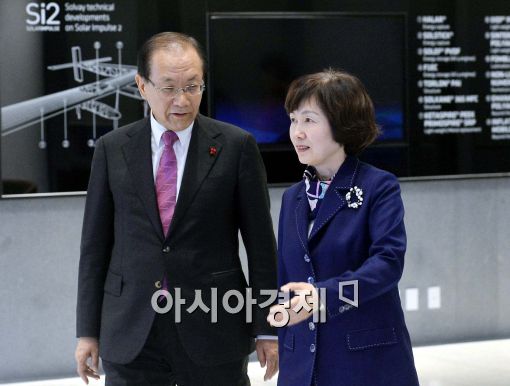 [포토]이화여자대학교 산학협력관 둘러보는 황우여 장관