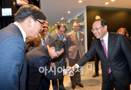 [포토]관계자들과 인사 나누는 황우여 장관