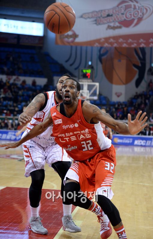 [포토]헤인즈-길렌워터, '공은 어디로'