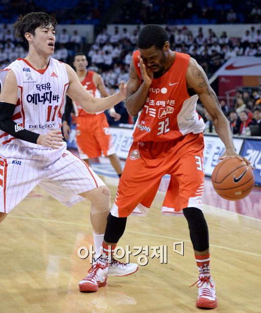 [포토]헤인즈-허일영, '이게 무슨 일이지?'