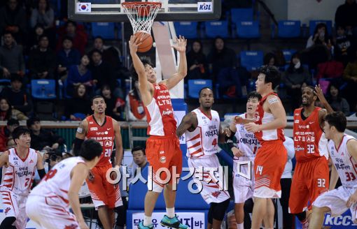 [포토]리바운드 하는 박상오