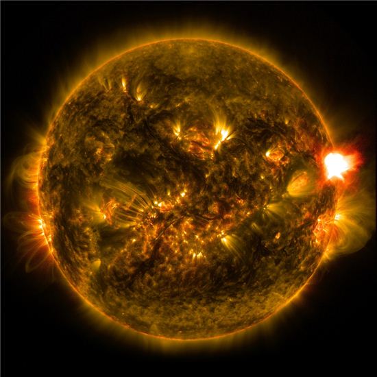 2015년 첫 태양 플레어 관측…NASA"이번 플레어는 안전, 하지만"