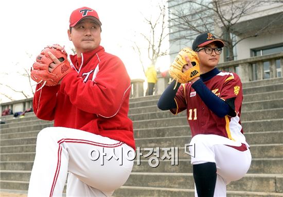프로야구 KIA의 오른손투수 최영필(왼쪽)과 그의 아들 종현 군[사진=김현민 기자]