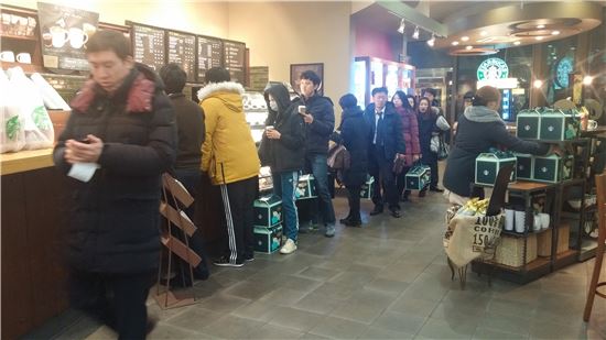 15일 오전 서울 여의도의 한 스타벅스 매장. 오픈 전 부터 줄 서있던 사람들이 차례로 럭키백을 구매하고 있다. 