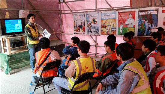 SK건설 사우디아라비아 와싯 가스플랜트 현장에서 안전관리자가 근로자들에게 안전 교육을 실시하고 있다.(제공: SK건설)