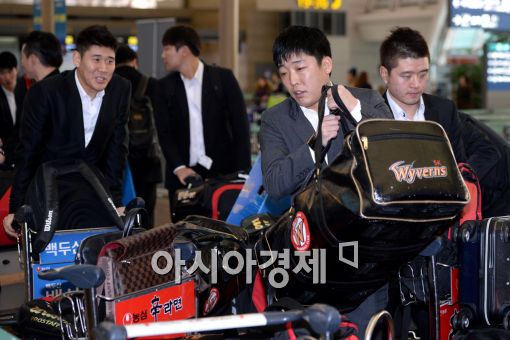 [포토]출국 수속하는 캡틴 조동화