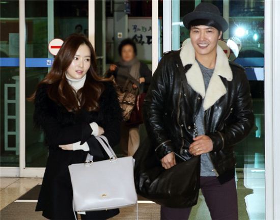 윤상현·메이비 커플, 결혼 전 하와이로? … '우리 오늘 떠나요'