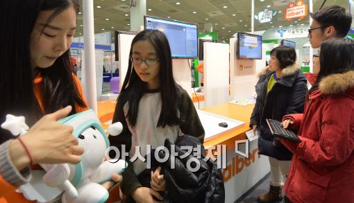 [포토]스마트 로봇 알버트 체험하는 어린이들