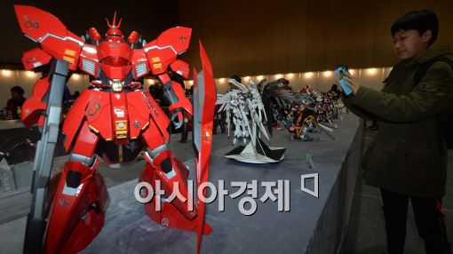 [포토]'종이로 만든 피규어입니다'