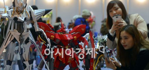 [포토]종이로 만든 피규어들, 눈길 사로잡아