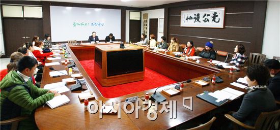 곡성군은  지난 13일 군청 소통마루에서 베트남,중국,필리핀,일본을 비롯한 각국의 대표여성 13명이 참석한 가운데 다문화가족들의 애로사항 청취를 위해 마련한 다문화가족 대표자 간담회가 열렸다. 
