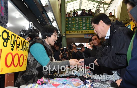 [포토]"양말주세요" 국제시장 꽃분이네 찾은 최경환