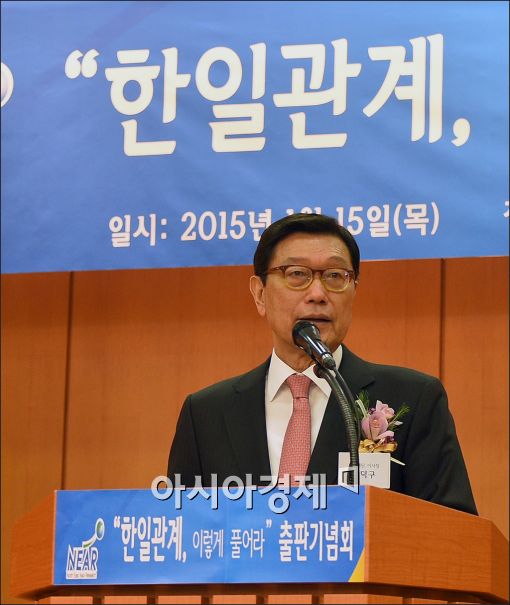 [포토]출판기념회 갖는 정덕구 니어재단 이사장