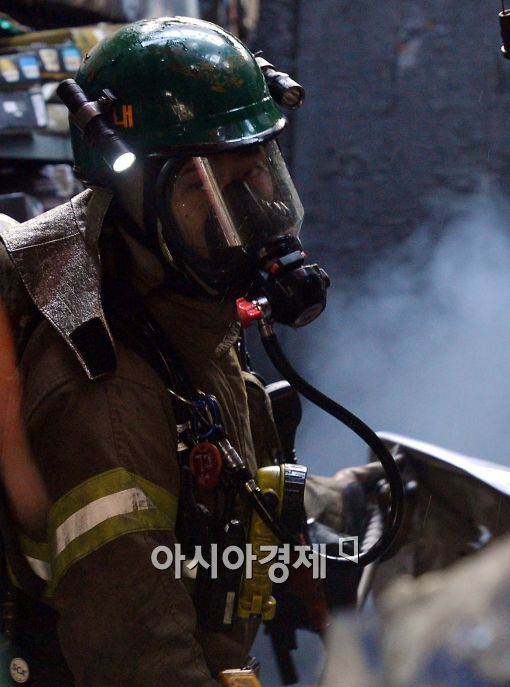 [포토]화재 진압 중인 소방대원