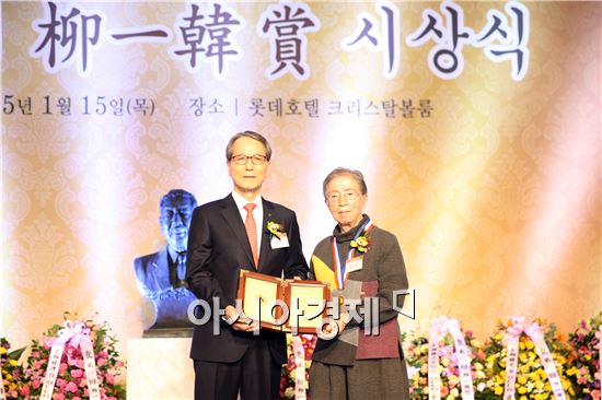 김모임 연대 명예교수(오른쪽)와 김윤섭 유한양행 사장