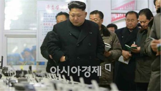 김정은이 강동정밀기계공장애서 제품을 둘러보고 있다.