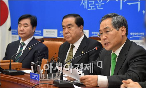 우윤근 새정치민주연합 원내대표(오른쪽).