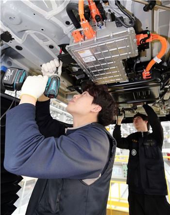 현대차 직원이 울산공장 내 수소연료전지차 전용라인에서 투싼 수소연료전지차에 연료전지시스템을 장착하고 있다.