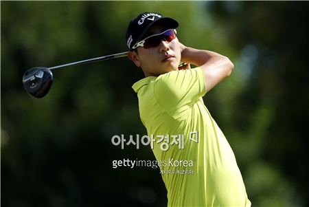 배상문이 소니오픈 첫날 15번홀에서 티 샷한 공을 바라보고 있다. 호놀룰루(美 하와이주)=Getty images/멀티비츠