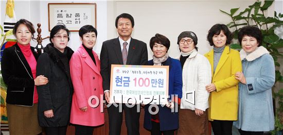 지역인재 양성을 위한 부안지역 나누미근농장학금 기탁이 이어지고 있다.