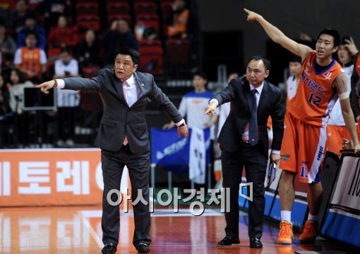 [포토]유도훈 감독, '비디오 보자고!'