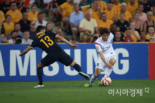 축구대표팀 공격수 구자철(오른쪽)이 호주 수비수 아지즈 비히치를 상대로 드리블 돌파를 시도하고 있다.[사진=대한축구협회 제공]