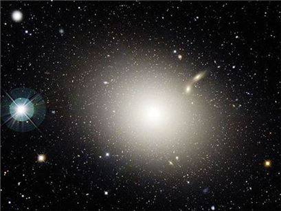 ▲타원형 은하 M87.[사진제공=NASA]