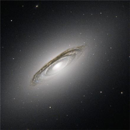 ▲렌즈형 은하 특징을 보이는 NGC 6861.[사진제공=ESA/Hubble & NASA]