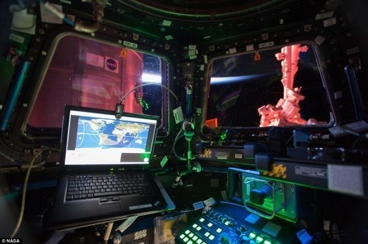 NASA 우주정거장(ISS) 내부 공개…"아름다운 지구 관측 최적의 장소"