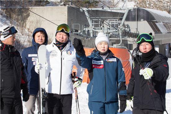 신동빈 회장(오른쪽 세번째)이 지난 17일 김종덕 문화체육부 장관(오른쪽끝)과 허승은 국가대표 스키 코치(오른쪽 두번째)와 함께 용평 알파인 경기장을 점검하고 있다.
