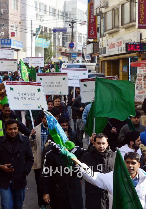 [포토]거리 행진하는 이슬람 교인들