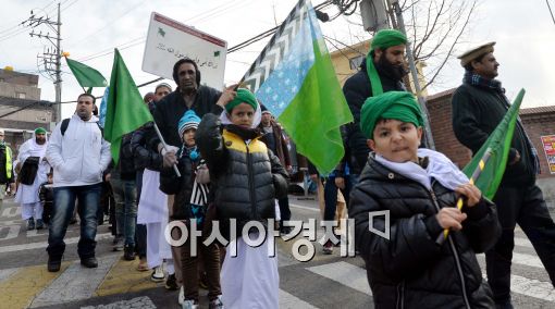 [포토]거리 행진하는 이슬람 어린이들