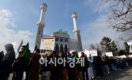 [포토]행진 위해 기다리는 이슬람 교인들