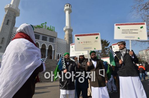 [포토]행진 전 기도하는 이슬람 교인들