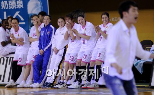 [포토]개그맨 김성원의 매력에 '푹~' 빠진 선수들