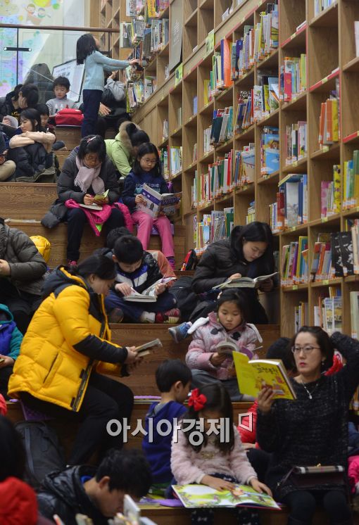 [포토]'휴일에 도서관 찾은 시민들'