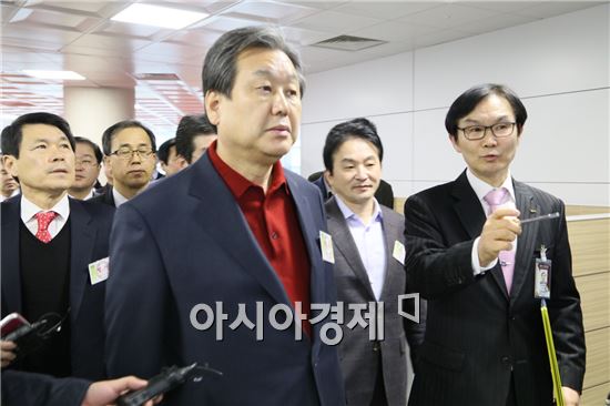 김무성 새누리당 대표가 18일 제주국제공항을 방문해 공항 내부를 시찰하고 있다. 