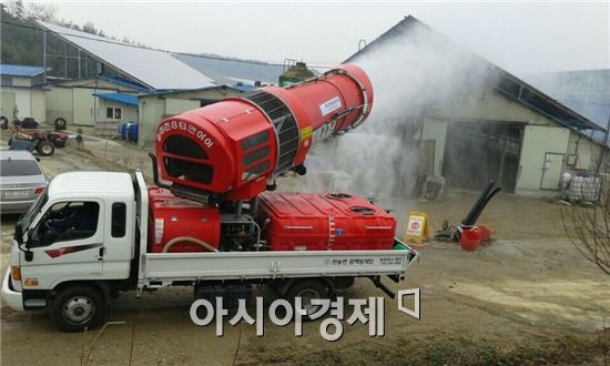 장성군이 구제역과 AI의 전국적인 확산으로 일시이동중지명령이 내려진 지난 17일부터 18일까지 강력한 차단방역 조치를 실시했다