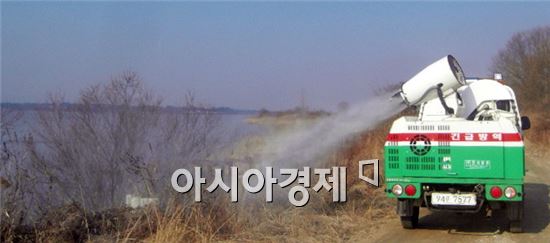 고창군(군수 박우정)은 지난 17일 인접지역인 정읍시 소성면 오리농장에서 AI 의심 신고와 예방차원의 매몰처리가 진행됨에 따라 AI의 차단방역에 전 행정력을 집중하고 있다.
