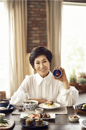 '국민 엄마' 김혜자 씨가 새로운 동원연어캔 TV광고를 선보인다.