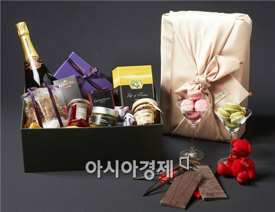 콘래드 서울이 최고급 식료품으로 구성된 고메 선물세트, 소믈리에가 엄선한 최상급 와인세트, 화요 명품세트 등 고급 설 선물세트를 선보인다. 