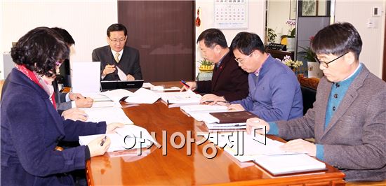 홍영민 함평부군수가 취임 후  첫 업무보고회를 주재하고있다.